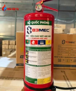 Một bình chữa cháy bột ABC 6kg 83MEC đặt trên kệ kho, sẵn sàng giao hàng toàn quốc.